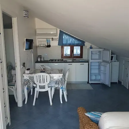 Mansarda Camelie Via Dei Normanni, 45 * Кампофеличе-ди-Роччелла